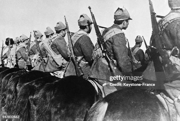 Un détachement de cavalerie chinoise sur le front de Jehol, Chine le 4 mars 1933.