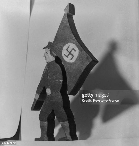 Jouet représentant un bonhomme en bois portant un drapeau nazi, en Allemagne en juillet 1934.