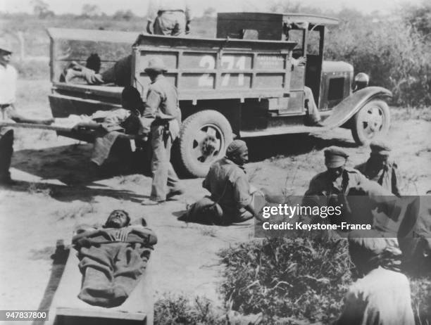 Troupes paraguayennes évacuant des cadavres victimes de la soif dans la province du Gran Chaco, Paraguay en mars 1935.