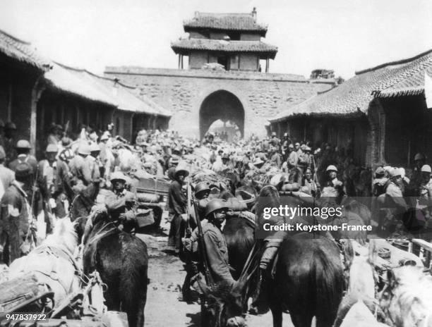 Troupes de la cavalerie japonaise défilant dans une ville de la Chine du Nord, en 1935.