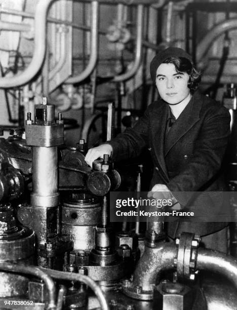 Cette jeune femme russe, officier machiniste, photographiée dans la salle des machines d'un paquebot soviétique à son arrivée aux Etats-Unis en avril...