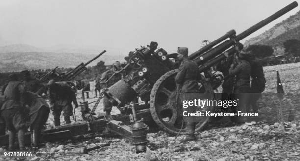 Une batterie d'artillerie prête à entrer en action, en Grèce en mars 1935.