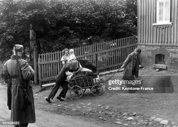 Les Sudètes allemands fuient leur région et se réfugient en Allemagne, en septembre 1938.