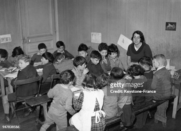 Des enfants de familles allemandes, dont de nombreux Juifs, sont pris en charge par une pédagogue lors de leur fuite, circa 1930 en Allemagne.