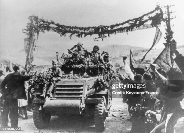 Accueil chaleureux des troupes soviétiques par les habitants de Dolno Kamartzy, dans la région de Sofia, Bulgarie en septembre 1944.