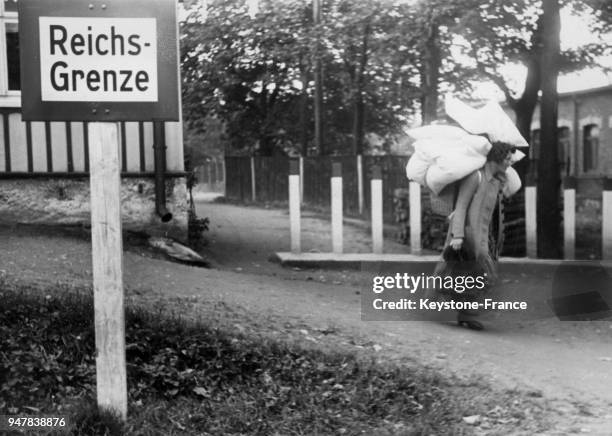 Les Sudètes allemands fuient leur région et se réfugient en Allemagne, en septembre 1938.
