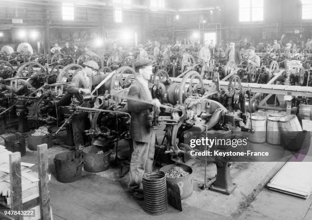 Une batterie de machines à couper les clous dans une usine aux Etats-Unis en 1934.