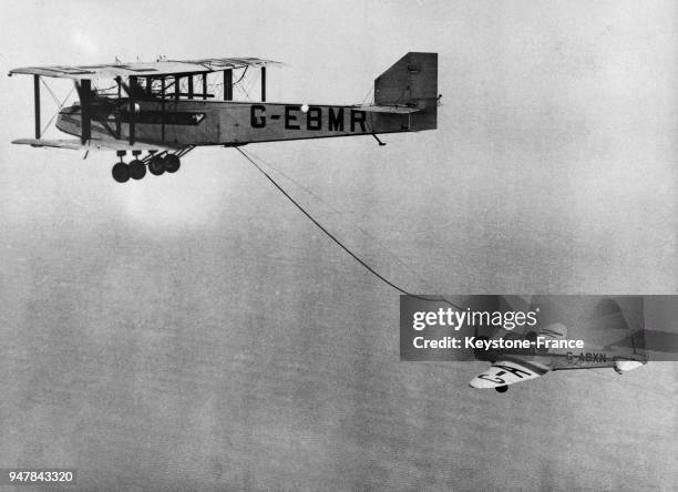 Avion de Sir Alan Cobham est ravitaillé en plein vol, lors d'un essai à l'aérodrome Ford, au Royaume-Uni le 12 septembre 1934.