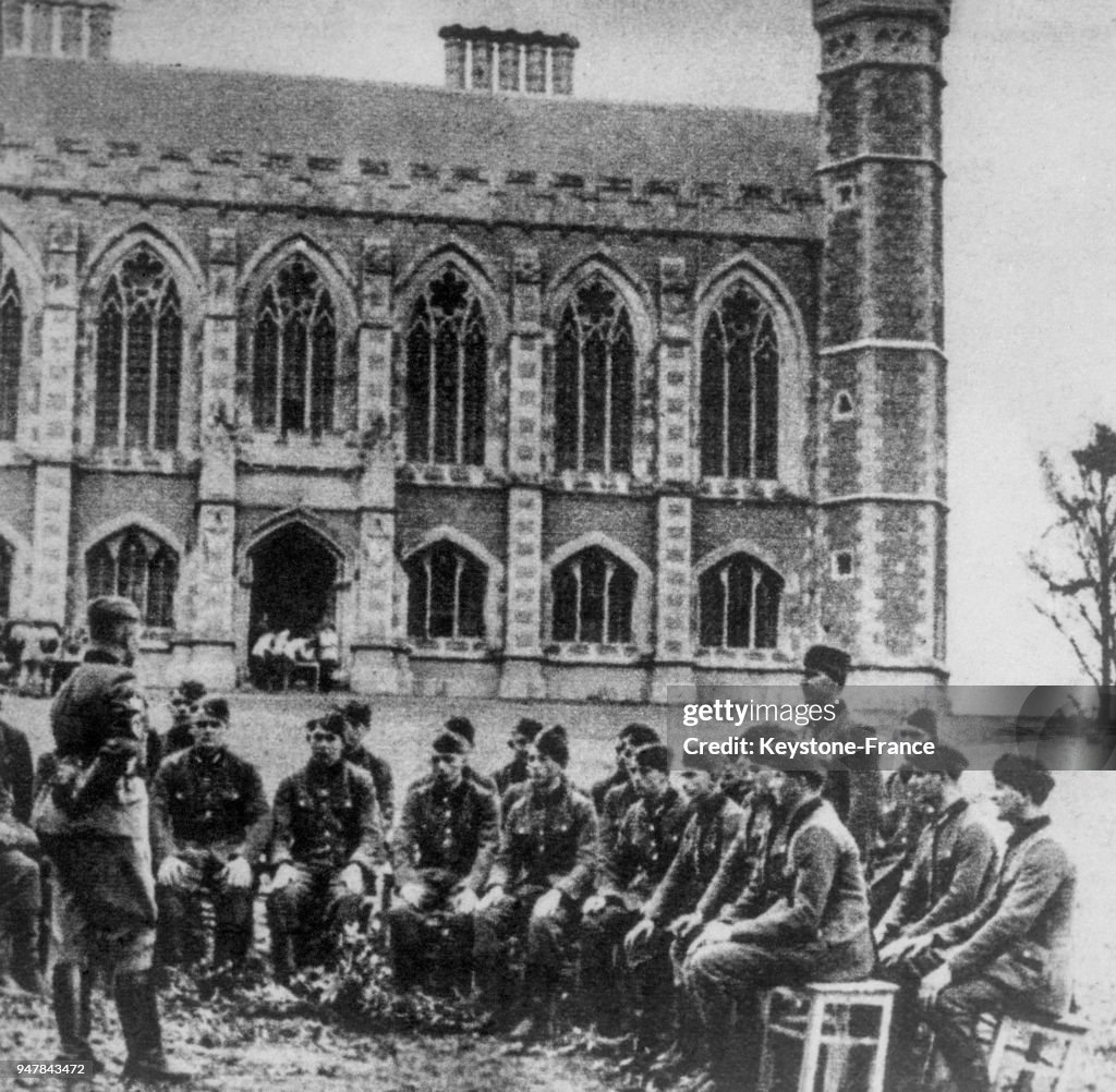 Des soldats allemands écoutant le rapport, derrière eux une vieille ...
