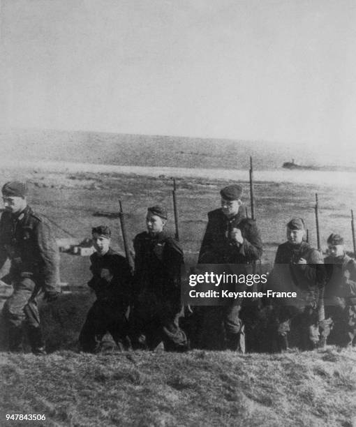 Une vue de l'armée d'occupation allemande pendant un exercice militaire, au Royaume-Uni circa 1940.