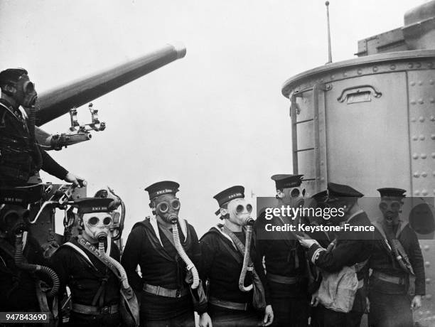 Les marins du cuirassé 'Hood' apprennent à se servir de masques à gaz, au Royaume-Uni le 4 avril 1934.