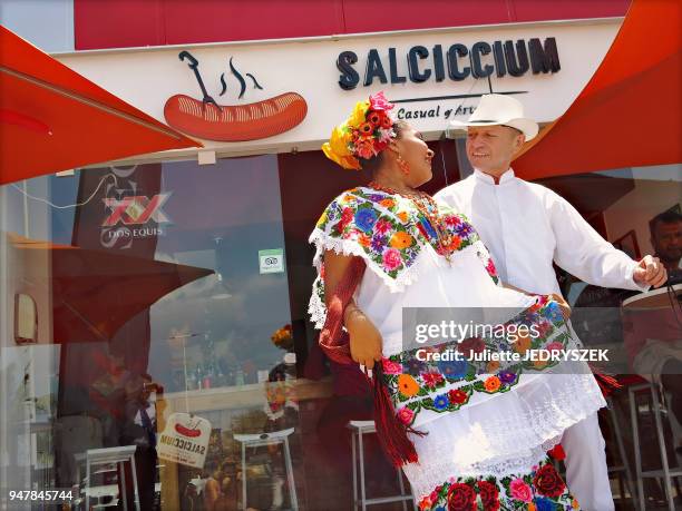 Danseurs et magasin de saucisses, Chichen Itza, péninsule du Yucatan, Mexique.