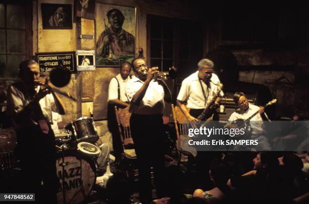 Musiciens à Preservation hall sur Bourbon street, circa 2000, Nouvelle Orléans, Louisiane, Etats Unis.