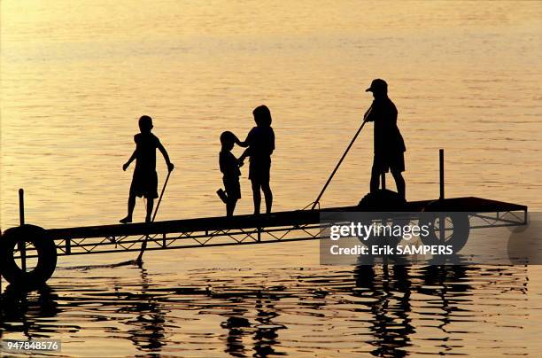 Enfants jouant au bord du lac Bemidji, circa 2000, Minnesota, Etats Unis.