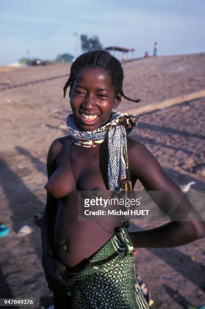 Portrait d'une jeune femme Bambara au Mali, en janvier 1976.