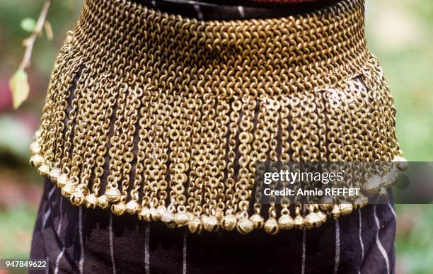 Ceinture à grelots d'une femme T'boli sur l'île de Mindanao, en juillet 1985, Philippines.