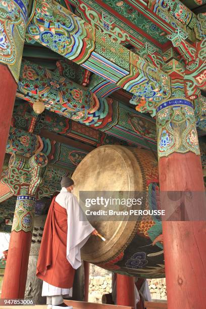 Asie, Coree du Sud, province de Gyeongsang du Sud, temple bouddhique de Haeinsa, classe par l'Unesco, ceremonie du tambour.