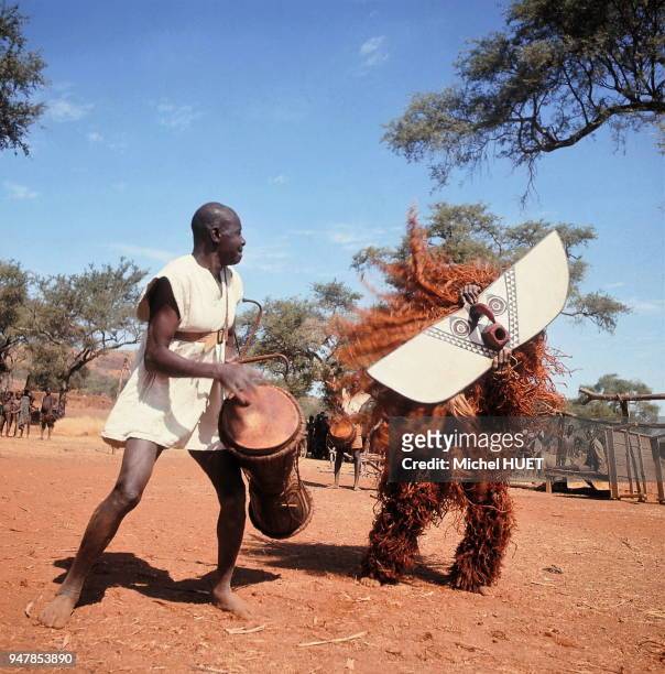 Le masque bugudinde des Bwa-Kademba est formé d'une longue planche horizontale que le porteur fait tournoyer en dansant de manière très rapide, début...