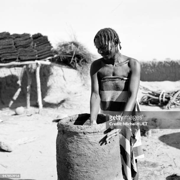 Femme fabriquant un récipient en terre au Cameroun, circa 1950.