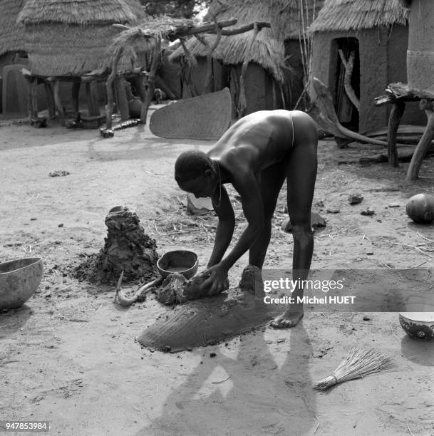 Femme fabriquant un récipient en terre au Cameroun, circa 1950.