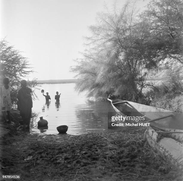 Femmes se lavant dans le fleuve Niger, dans la région de Gao, circa 1950, Mali.