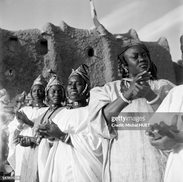 Femmes Songhaï dansant devant les portes de Gao, circa 1950, Mali.