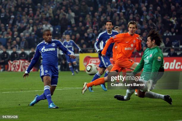 Jefferson Farfan of Schalke scores the first goal past goalkeeper Heinz Mueller of Mainz during the Bundesliga match between FC Schalke 04 and FSV...