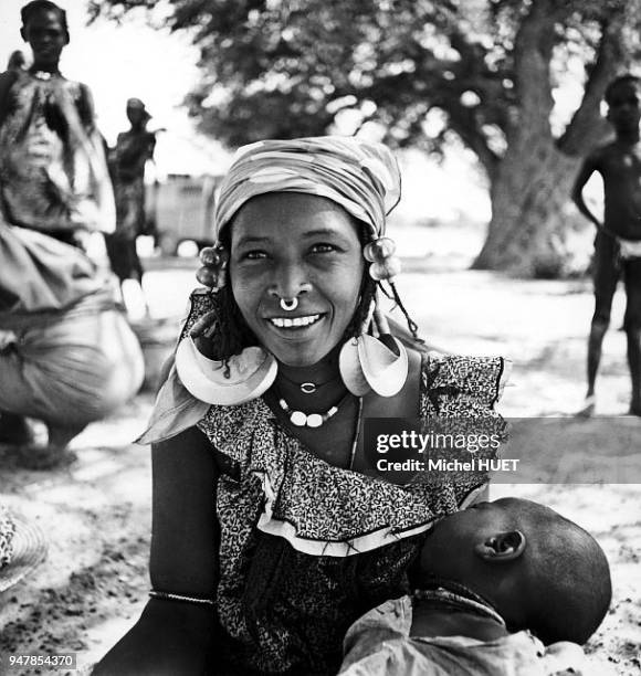 Femme et enfant Peul au Mali, vers 1950-1953.