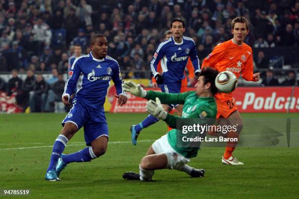 Jefferson Farfan of Schalke scores the first goal past goalkeeper Heinz Mueller of Mainz during the Bundesliga match between FC Schalke 04 and FSV...