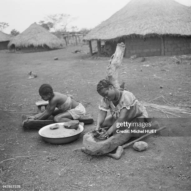 Femme préparant à manger en République centrafricaine, circa 1950.