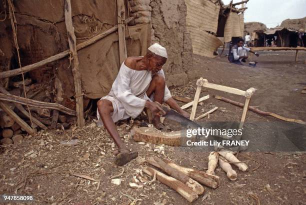 Menuisier au travail au Soudan, en août 1987.