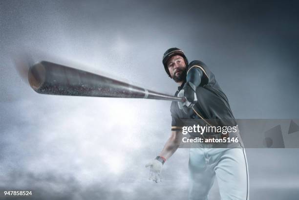 l'unico uomo caucasico come giocatore di baseball che gioca contro lo stadio - batting foto e immagini stock