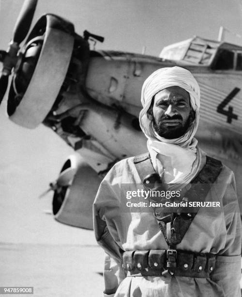 Soldat de l'armée coloniale française devant un avion JU 52 AAC-1 ?Toucan?, en Algérie, circa 1950.