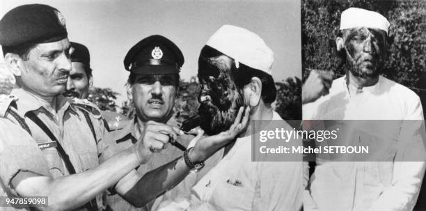 Peine d'humiliation pour un criminel dont le visage est enduit de goudron, au Pakistan, en 1985.