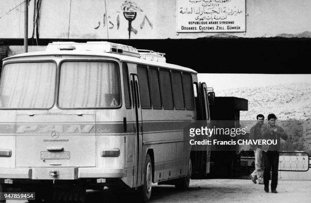 Car arrêté à la douane de la frontière turco-syrienne, en février 1988, Syrie.