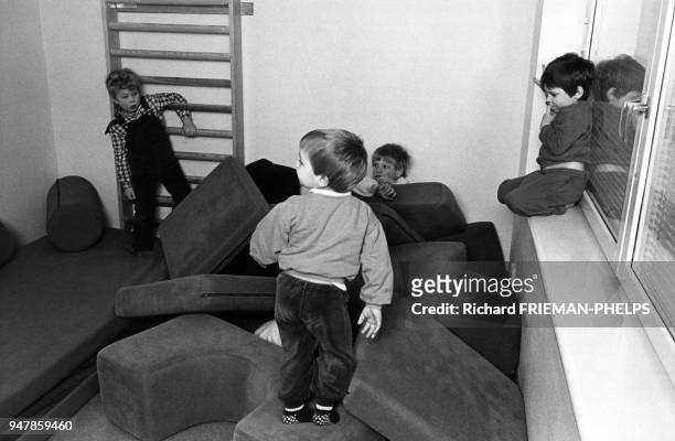 Enfants dans la salle de gymnastique d'une école maternelle en Suède, en 1986.