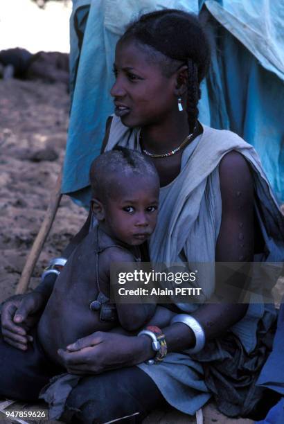 Femme Bella avec son bébé, dans la région de gao, en décembre 1982, Mali.