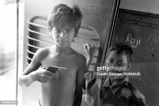 Enfants jouant dans le train reliant Guruvayur à Thrissur, en Inde, en janvier 1998.