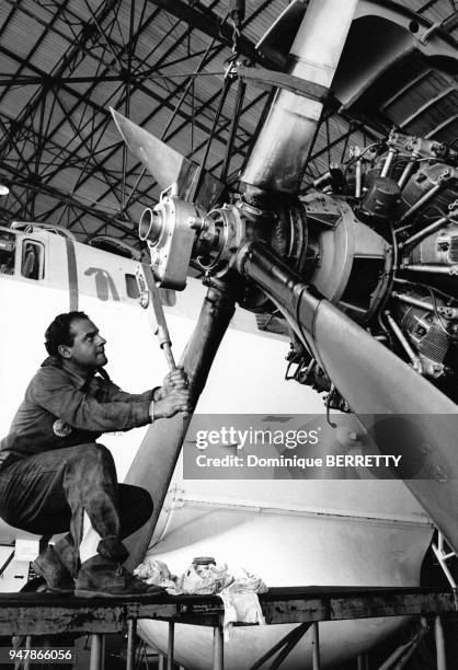 Montage d'une hélice d'avion dans un atelier d'aviation au Portugal, en 1970.