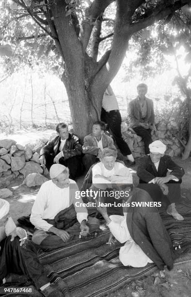 Hommes rassemblés pour boire du raki lors d'un mariage, dans la région de Shkodër, en 1964, Albanie.