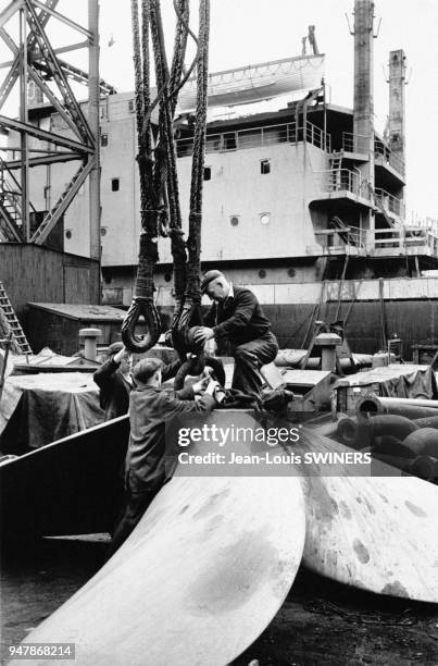 Changement de l'hélice d'un bateau dans un chantier naval au Gabon, en 1962.