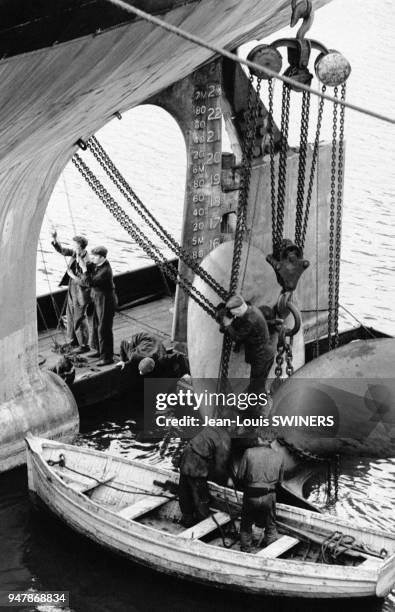 Changement de l'hélice d'un bateau dans un chantier naval au Gabon, en 1962.