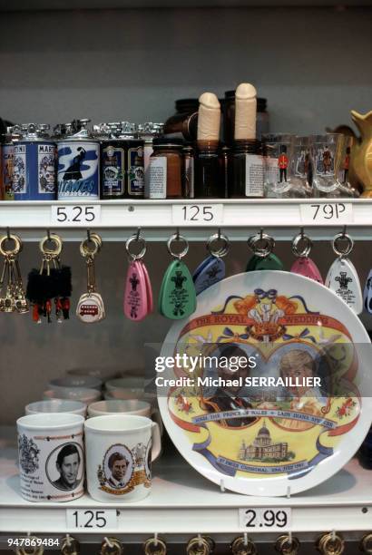 Mugs et assiettes à l'effigie du prince Charles et Lady Diana dans une boutique de souvenirs, pour célébrer leur mariage, en juin 1981, Royaume-Uni.