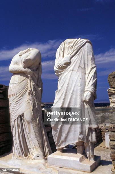 Statues de la Maison de Cléopâtre sur l'île de Délos, le 27 septembre 1991, Grèce.