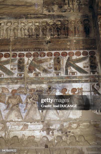 Bas-reliefs peints du temple d'Amon à Médinet Habou, en mai 1988, Egypte.