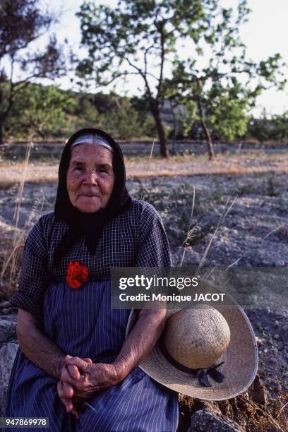 Portrait d'une femme âgée à Ibiza, en juillet 1985, dans les îles Baléares, Espagne.