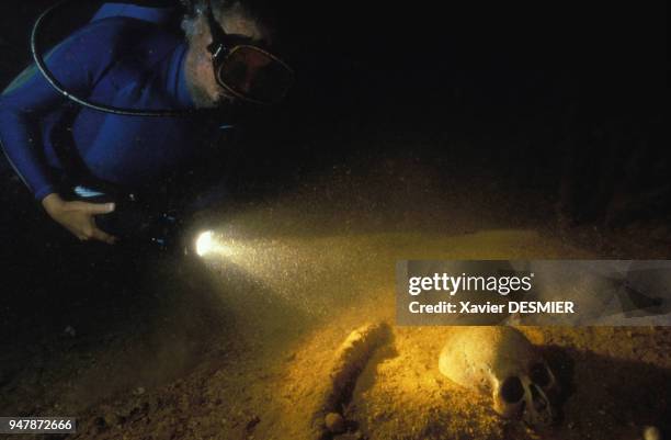 Crâne d'un soldat japonais découvert sous l'eau lors d'une expédition de Jacques-Yves Cousteau dans le lagon de Chuuk, en mai 1995, Micronésie.