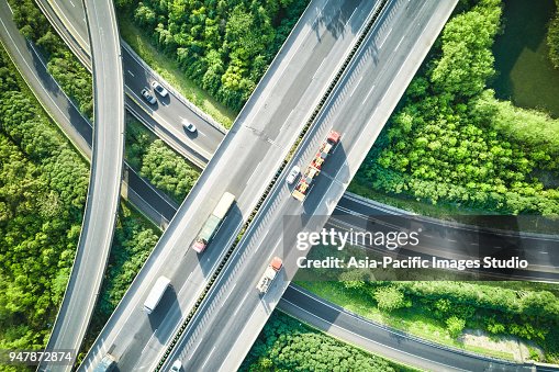 Vue aérienne du trafic et des passerelles au printemps Vue aérienne du trafic et des passerelles au printemps