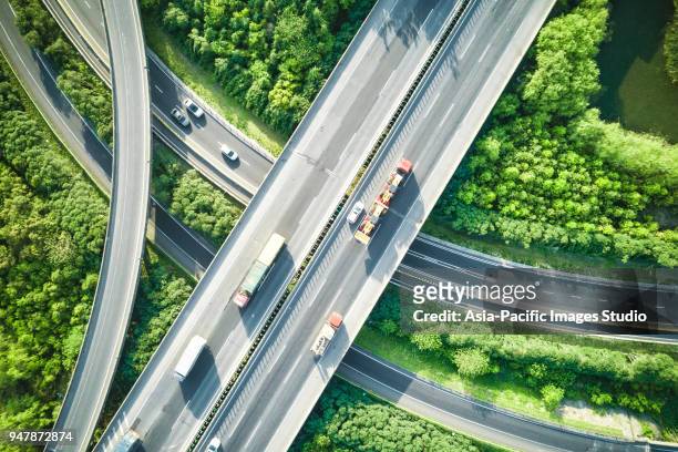 vue aérienne du trafic et des passerelles au printemps - échangeur photos et images de collection