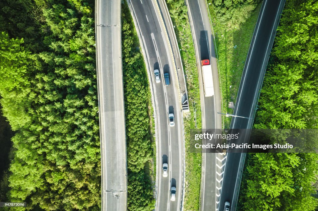 Luchtfoto van het verkeer en viaducten in het voorjaar